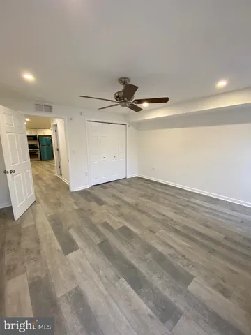 a view of a livingroom with a ceiling fan