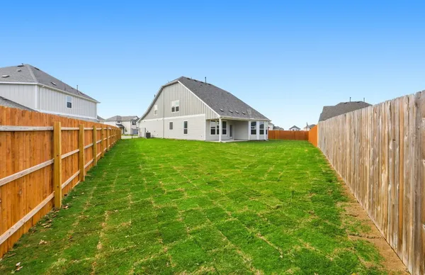 a view of a back yard