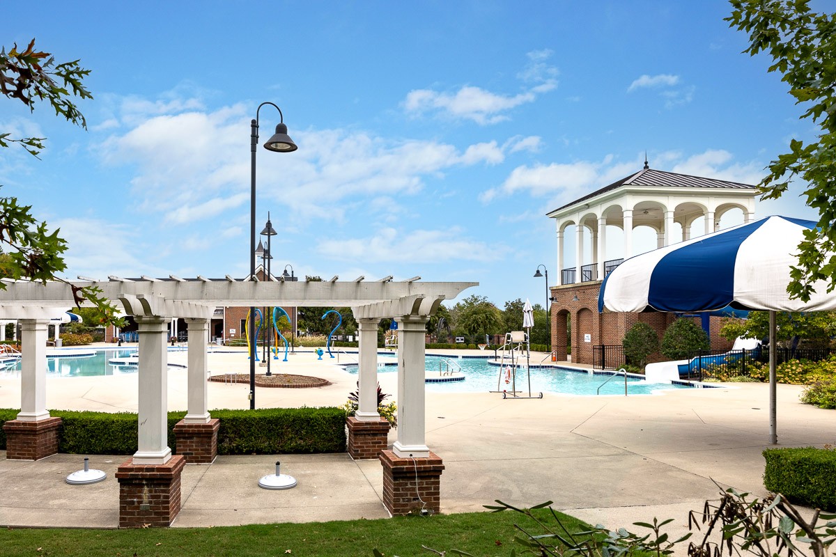 960 Cheltenham Avenue Franklin, TN 37064 - Photo 55 of 62 a front view of a building with garden