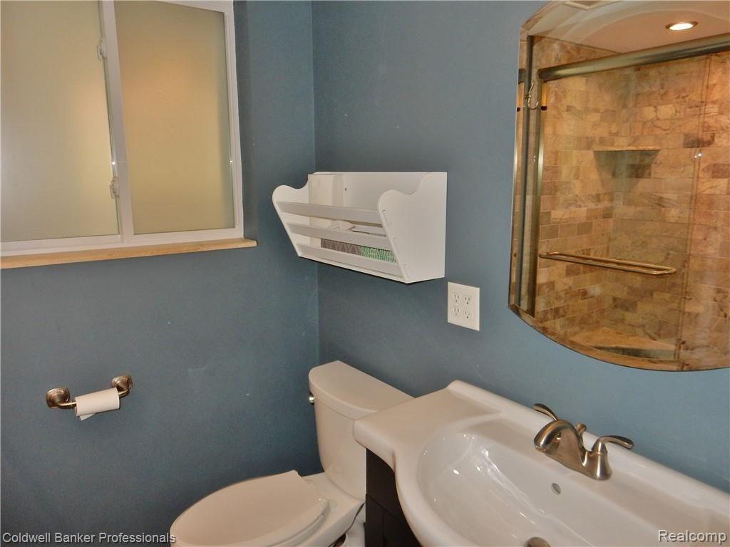 531 Reed Street Northville, MI 48167 - Photo 13 of 24 main bath.JPG