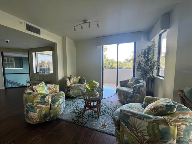 $3,950 | 670 Island Way, Unit 400, Clearwater Beach, FL 33767