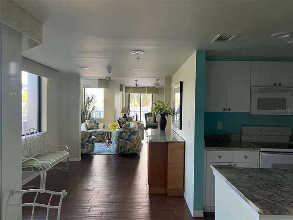 $3,500 | 670 Island Way, Unit 400, Clearwater, FL 33767