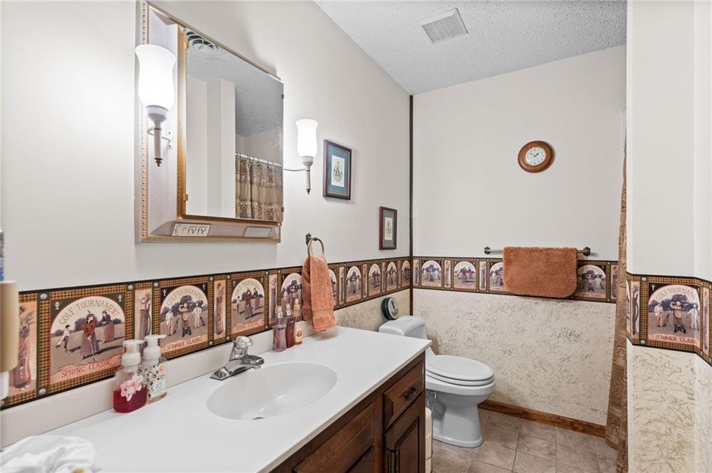 21 West Edwards Street Iola, KS 66749 - Photo 13 of 64