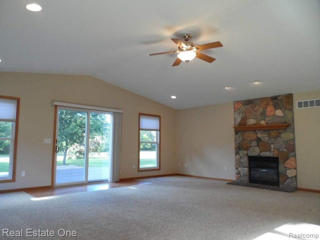 2684 Cole Road Lake Orion, MI 48362 - Photo 19 of 31 Fabulous Great Room opens to Deck