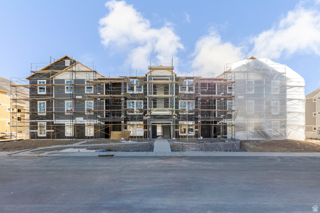 View of apartment building / complex