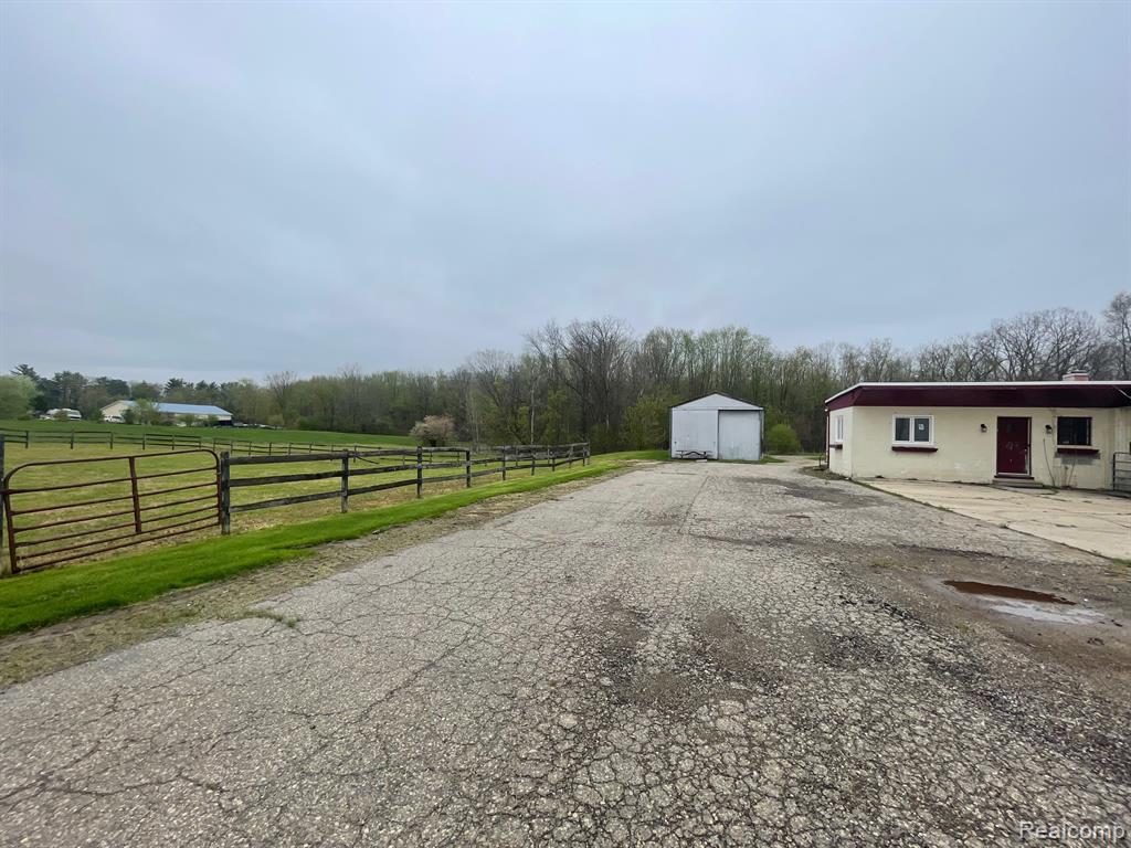 8261 Fenton Road Grand Blanc, MI 48439 - Photo 7 of 24