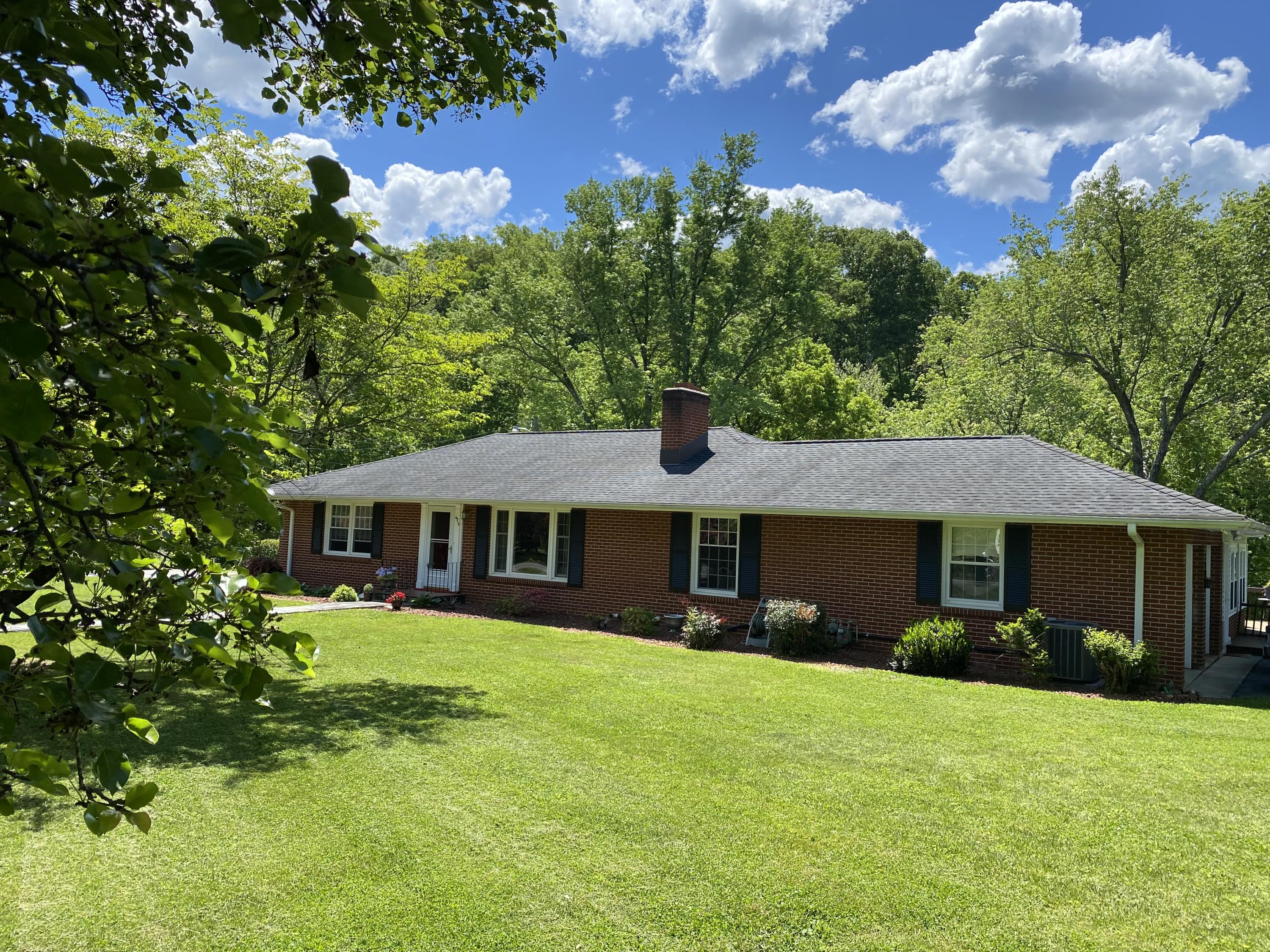6910 Brookview Road Roanoke, VA 24019 - Photo 2 of 16 IMG_7529