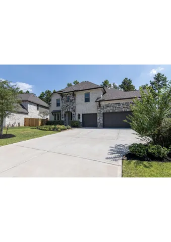 a black and white photo of a big building