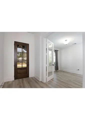 a black and white photo of a living room