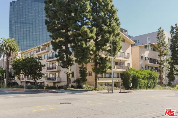 $3,200 | 1154 South Barrington Avenue, Unit 101, Los Angeles, CA 90049