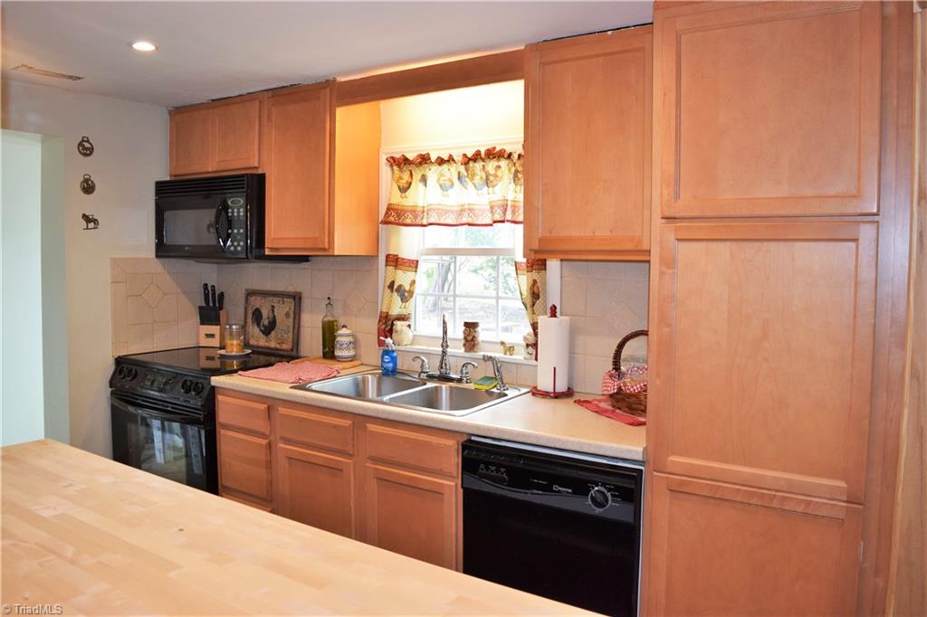 7833 Summerfield Road Summerfield, NC 27358 - Photo 5 of 30 Kitchen