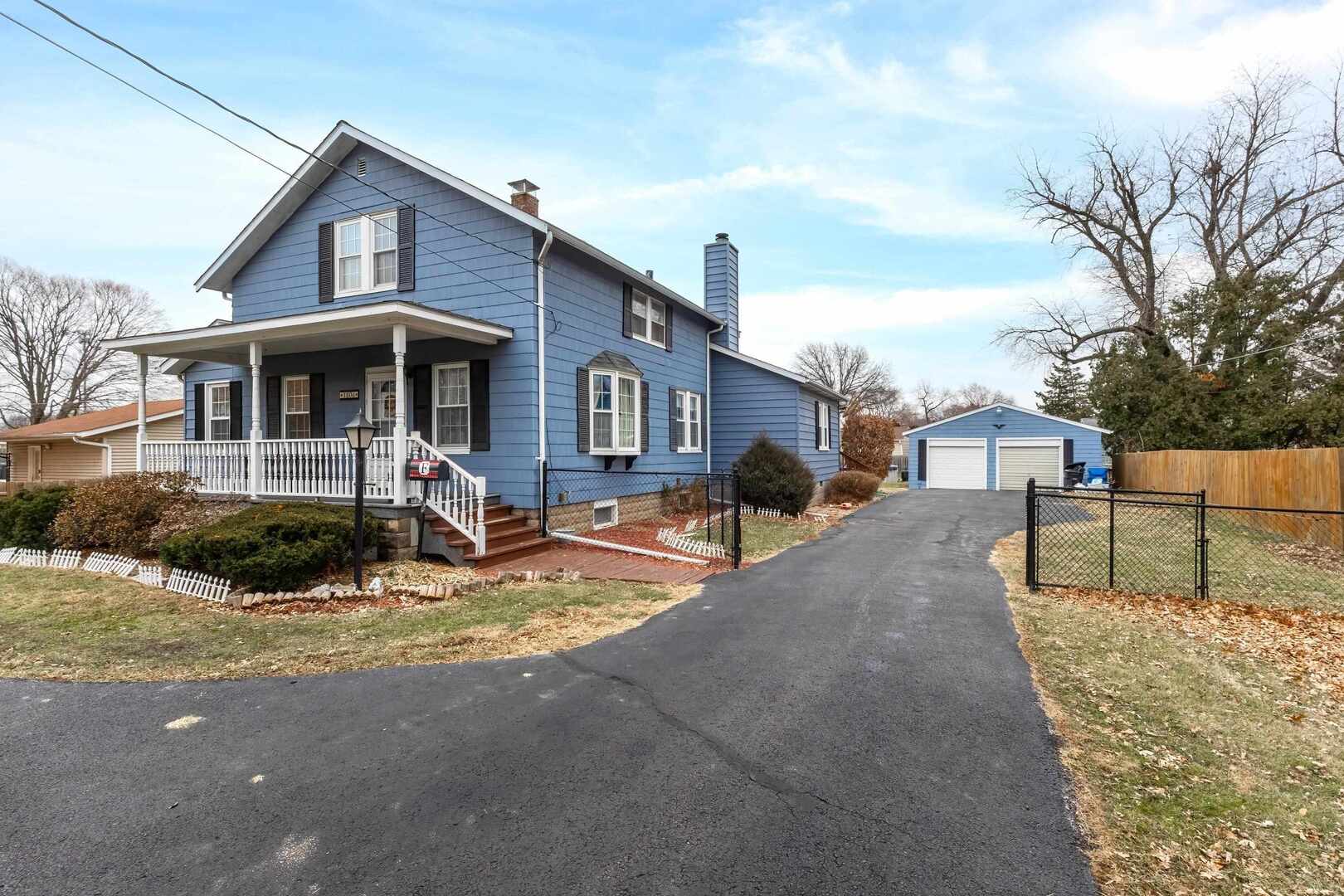 1806 41st Street Moline, IL 61265 - Photo 2 of 35 a front view of a house with entertaining space