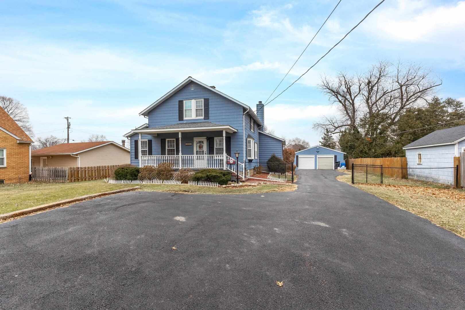 1806 41st Street Moline, IL 61265 - Photo 4 of 35 a front view of a house with garden
