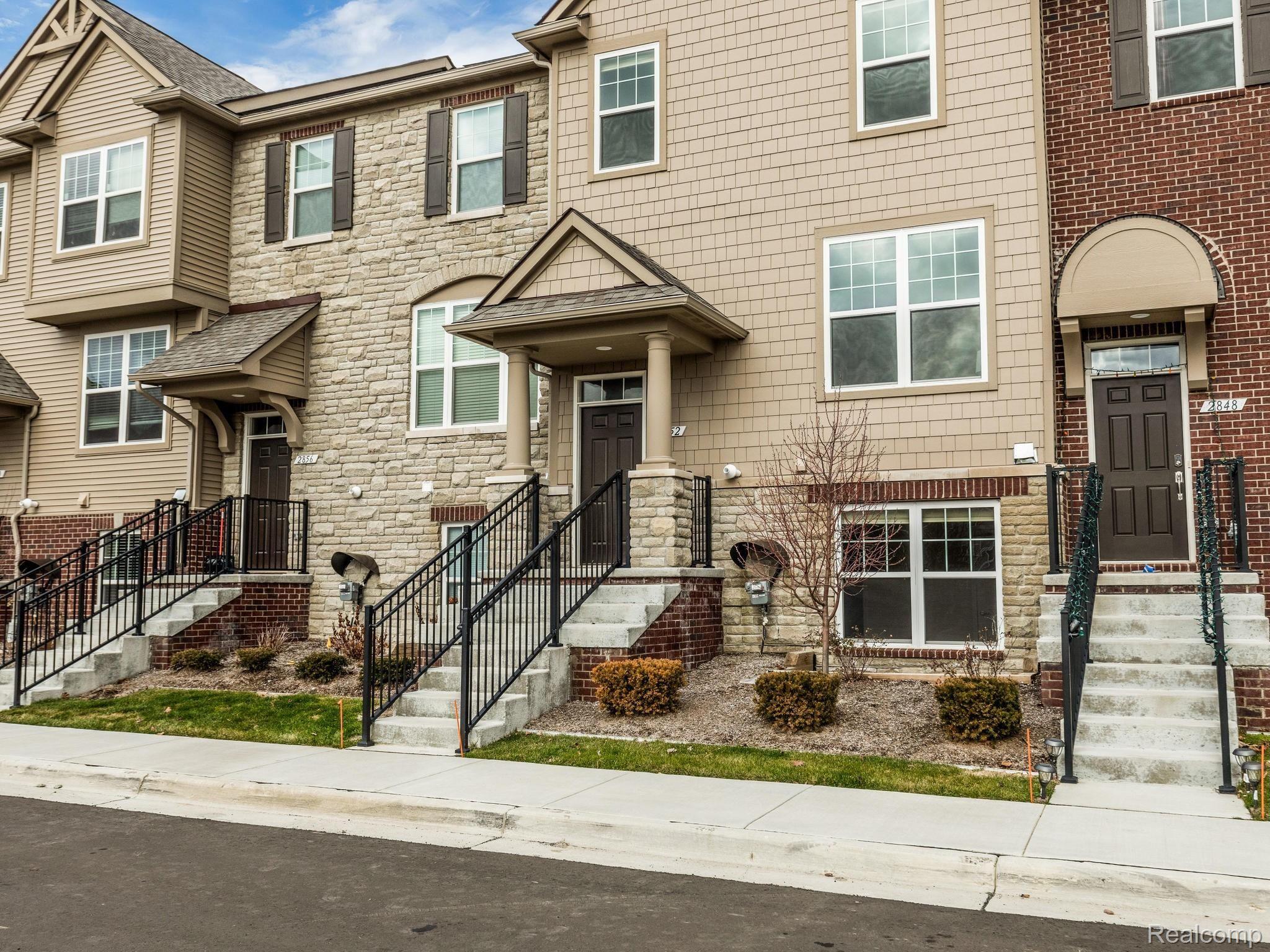 2852 Glenbar Circle Rochester, MI 48307 - Photo 1 of 41 1.jpg