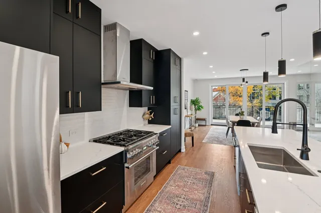 $1,199,000 | 1536 West Chestnut Street, Unit B, Chicago, IL 60642