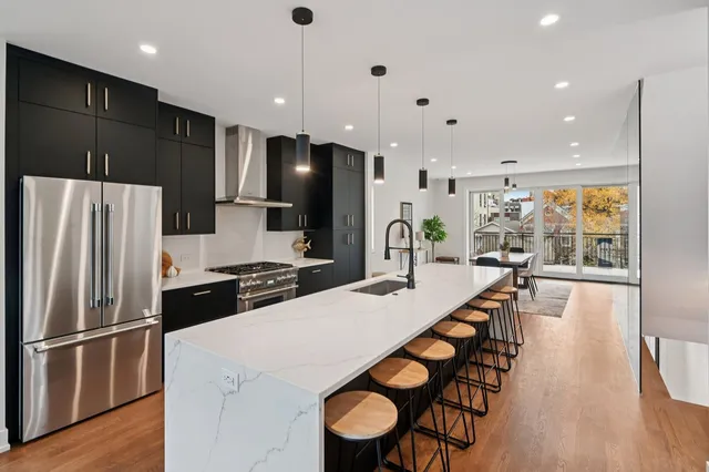 $1,199,000 | 1536 West Chestnut Street, Unit B, Chicago, IL 60642