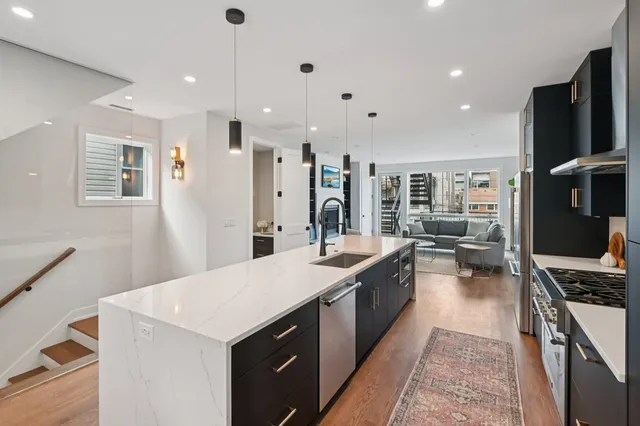 $1,199,000 | 1536 West Chestnut Street, Unit B, Chicago, IL 60642