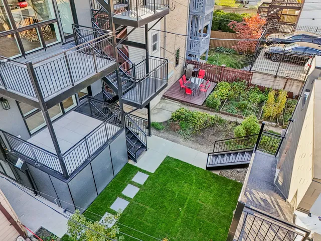 $1,199,000 | 1536 West Chestnut Street, Unit B, Chicago, IL 60642