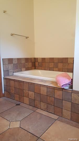 2536 Crooked Lake Road Howell, MI 48843 - Photo 26 of 34 JETTED TUB.jpg