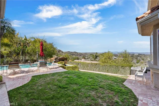 a view of a garden with lawn chairs