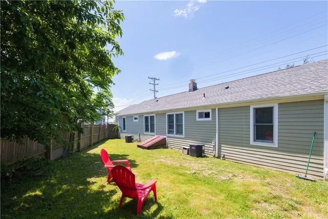 $2,300 | 393 Aquidneck Avenue, Middletown, RI 02842