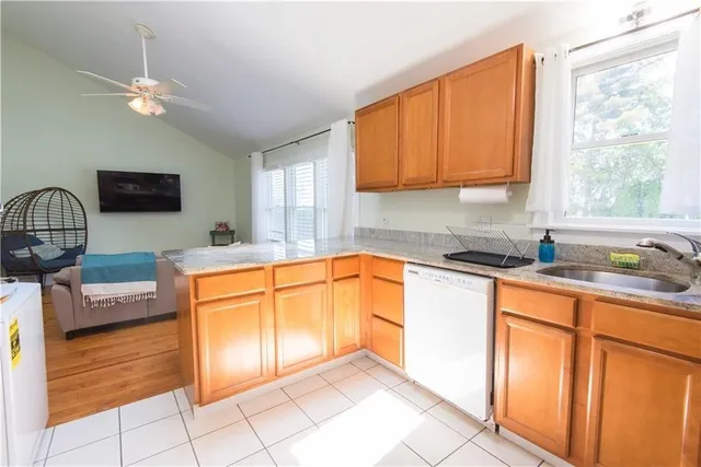 $2,300 | 393 Aquidneck Avenue, Middletown, RI 02842