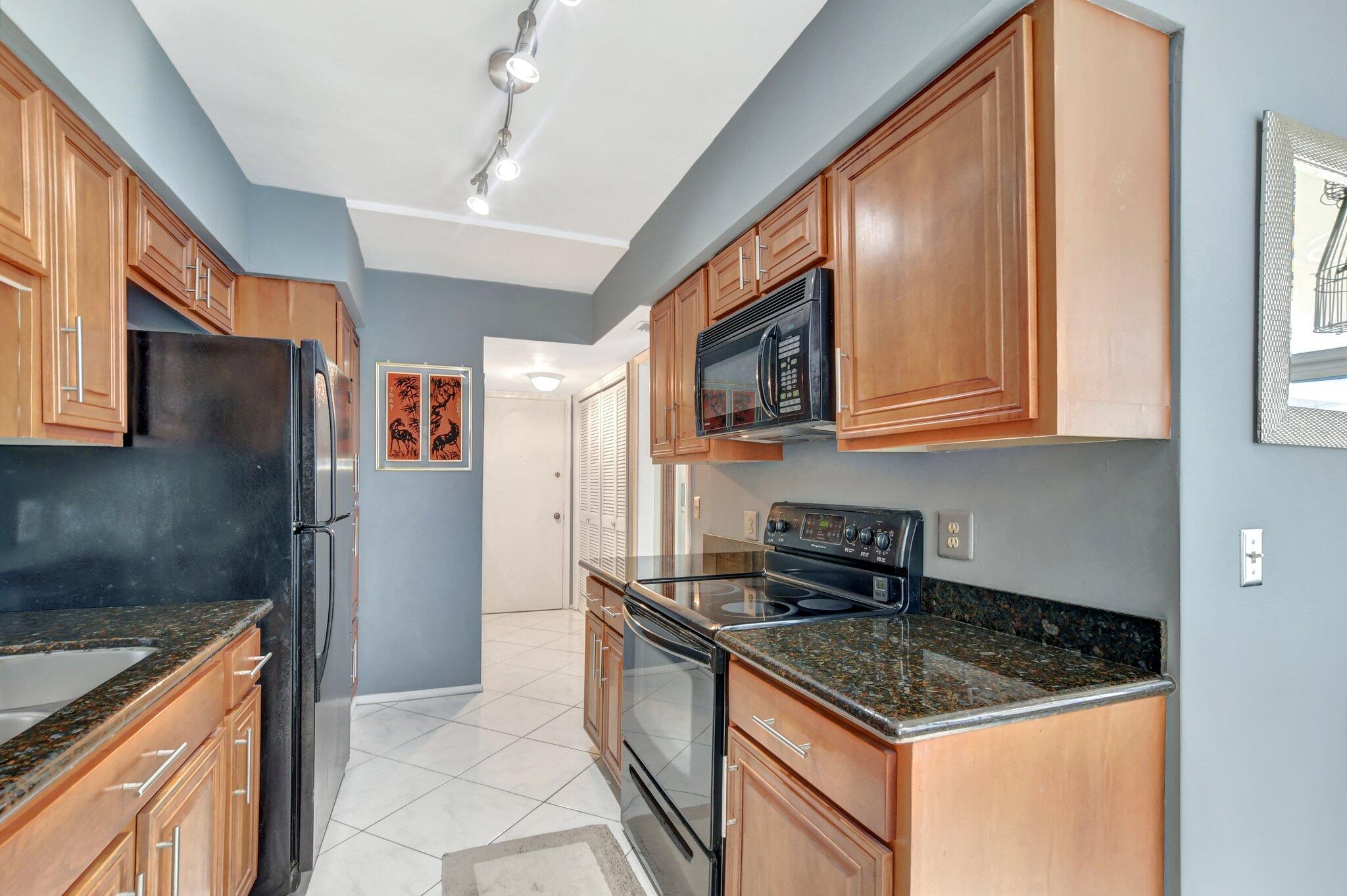 1180 South Ocean Boulevard, Unit 2E Boca Raton, FL 33432 - Photo 13 of 58 12-web-or-mls-DSC_1196