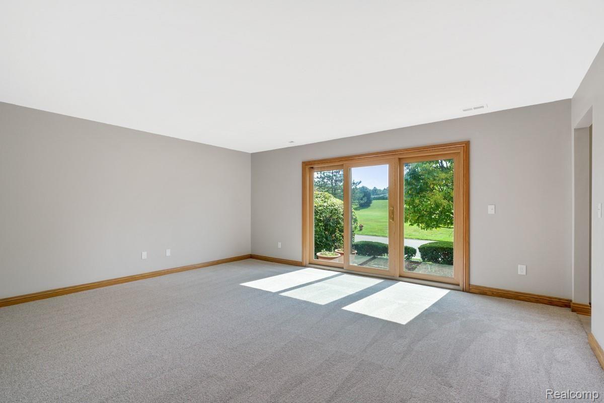 2331 Rochelle Park Drive Rochester, MI 48309 - Photo 6 of 18 dsc06384-dsc06386.jpg