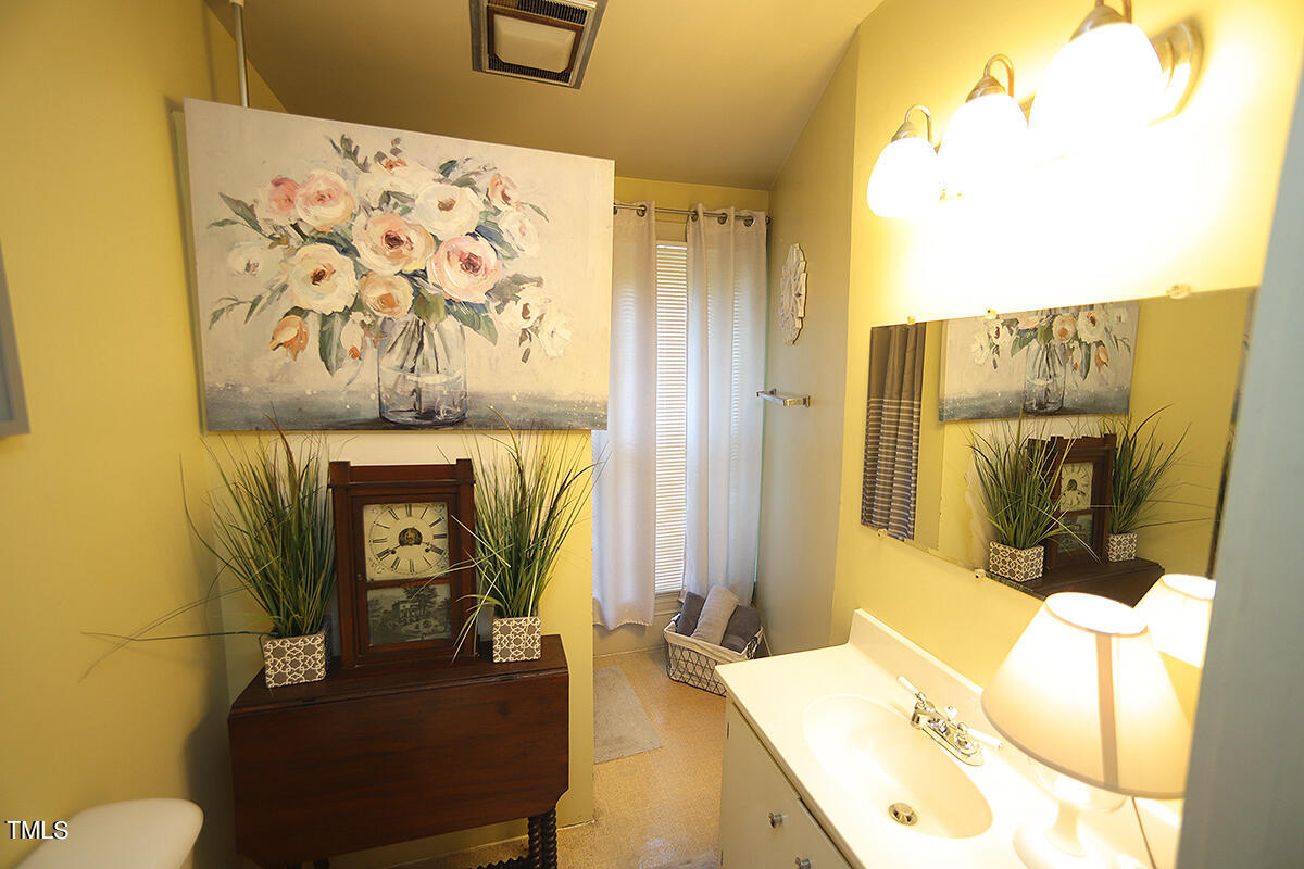 101 South Main Street Wendell, NC 27591 - Photo 21 of 22 Upstairs bath