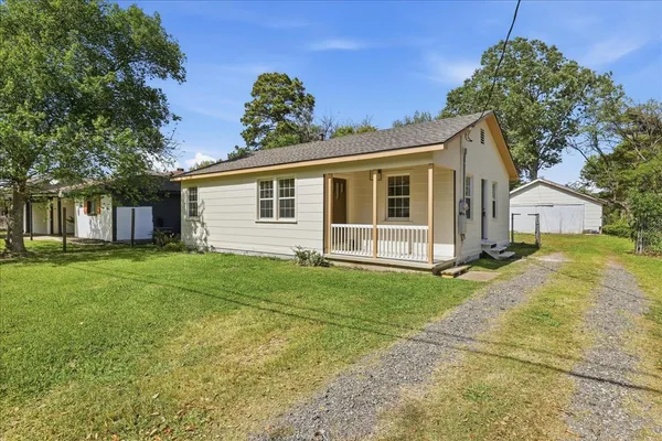 $2,250 | 519 South 13th Street, Nederland, TX 77627