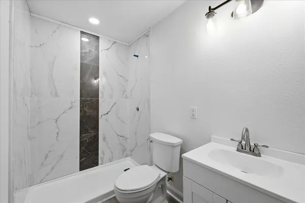 $2,250 | 519 South 13th Street, Nederland, TX 77627