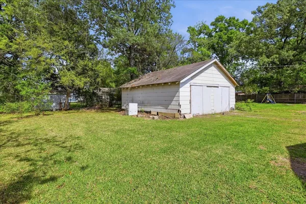 $2,250 | 519 South 13th Street, Nederland, TX 77627