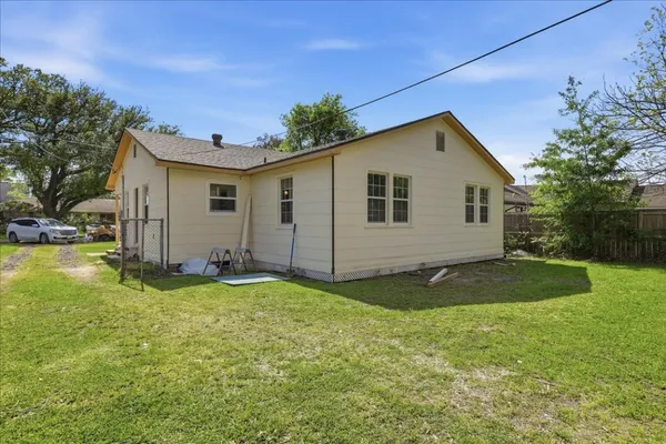 $2,250 | 519 South 13th Street, Nederland, TX 77627