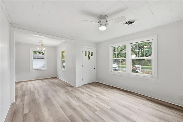 $2,250 | 519 South 13th Street, Nederland, TX 77627