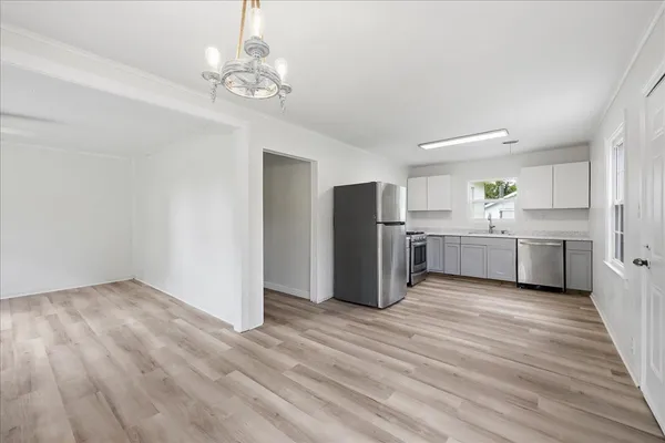 $2,250 | 519 South 13th Street, Nederland, TX 77627