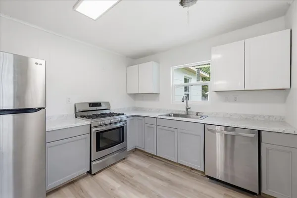 $2,250 | 519 South 13th Street, Nederland, TX 77627