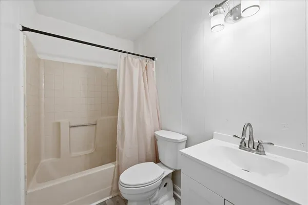 $2,250 | 519 South 13th Street, Nederland, TX 77627