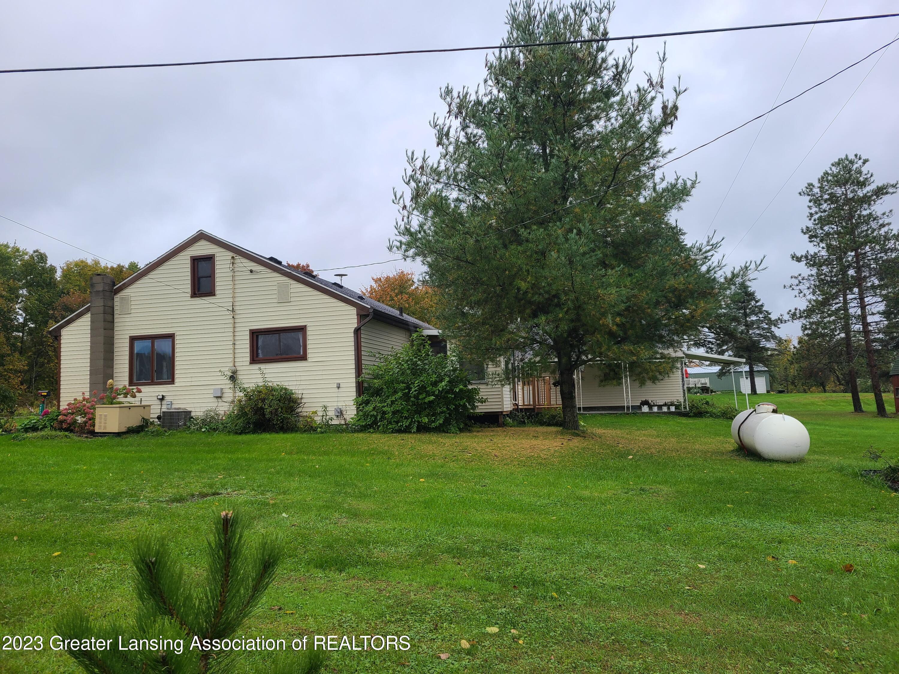 4827 North Gunnell Road Dimondale, MI 48821 - Photo 4 of 22 20231014_130836