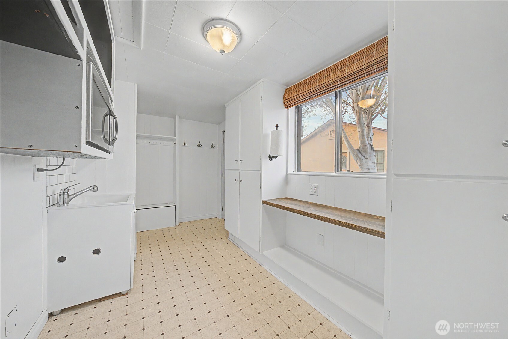 222 D Street Southwest Ephrata, WA 98823 - Photo 29 of 40 a bathroom with a bathtub and a shower