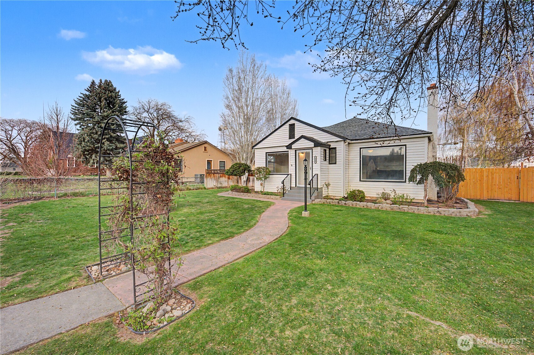 222 D Street Southwest Ephrata, WA 98823 - Photo 4 of 40 a front view of a house with garden