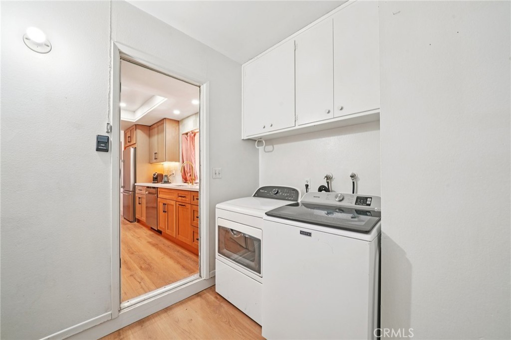 1500 Country Club Drive Riverside, CA 92506 - Photo 34 of 39 a utility room with dryer and washer