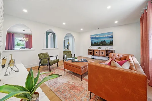 a view of livingroom with dining area