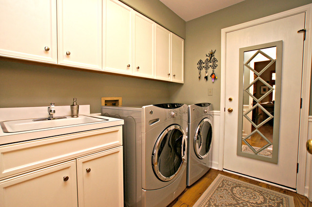 11 Tartan Ridge Road Burr Ridge, IL 60527 - Photo 14 of 25 a utility room with dryer and washer