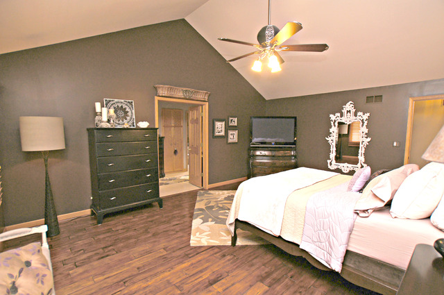 11 Tartan Ridge Road Burr Ridge, IL 60527 - Photo 16 of 25 a bedroom with a bed and a dresser