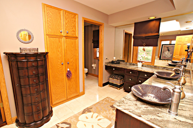 11 Tartan Ridge Road Burr Ridge, IL 60527 - Photo 19 of 25 a room with wooden cabinets and a sink