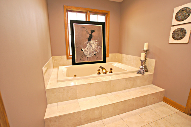 11 Tartan Ridge Road Burr Ridge, IL 60527 - Photo 20 of 25 a bathroom with a bathtub and a window