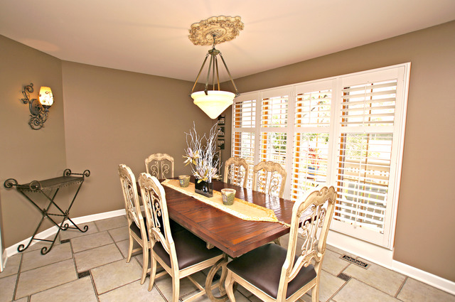 11 Tartan Ridge Road Burr Ridge, IL 60527 - Photo 6 of 25 a view of a dining room with furniture and chandelier