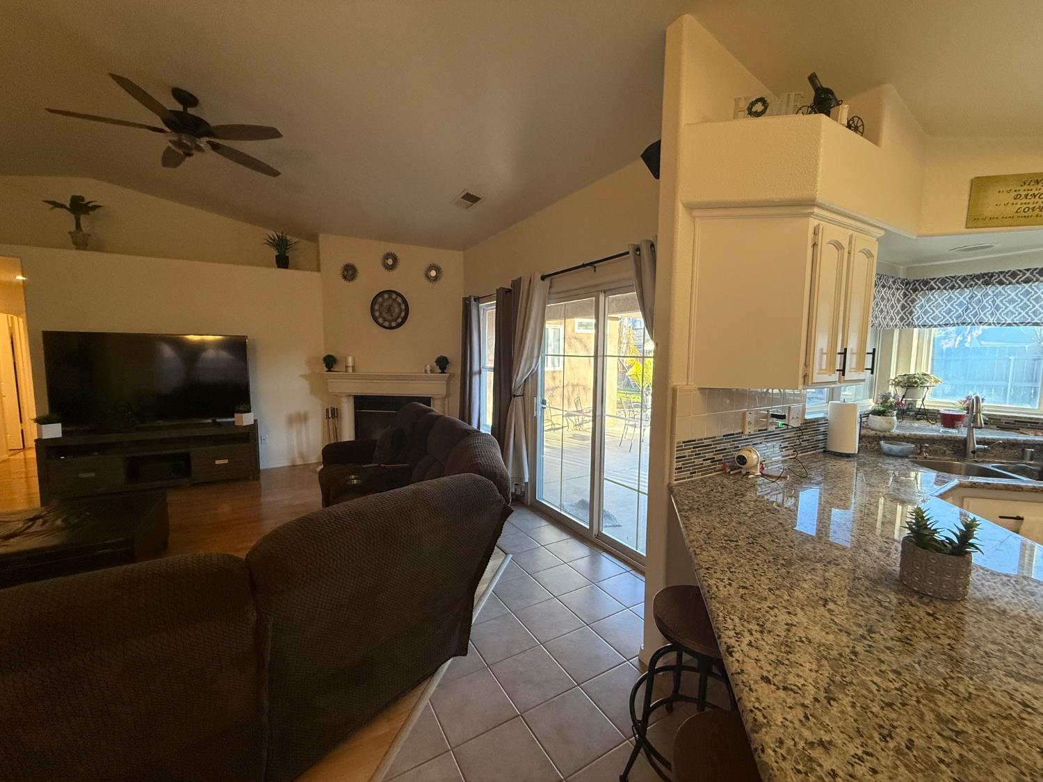 3124 Summer Lane Madera, CA 93637 - Photo 9 of 30 a living room with furniture and a flat screen tv