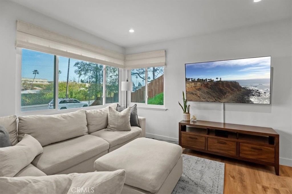 531 Rindge Lane Redondo Beach, CA 90278 - Photo 3 of 22