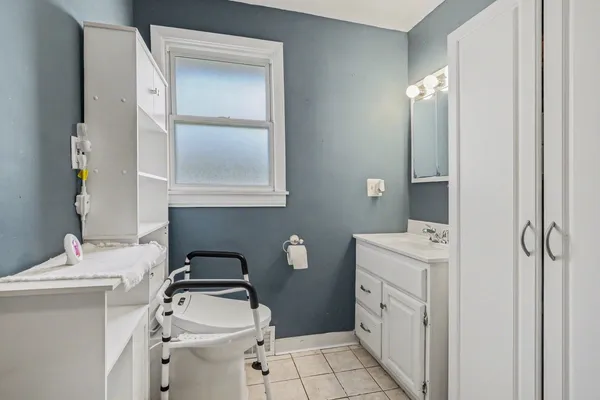 $279,900 | 900 Old Indian Trail, Aurora, IL 60506